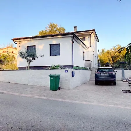 Vila Two-storey House With Pool Umag