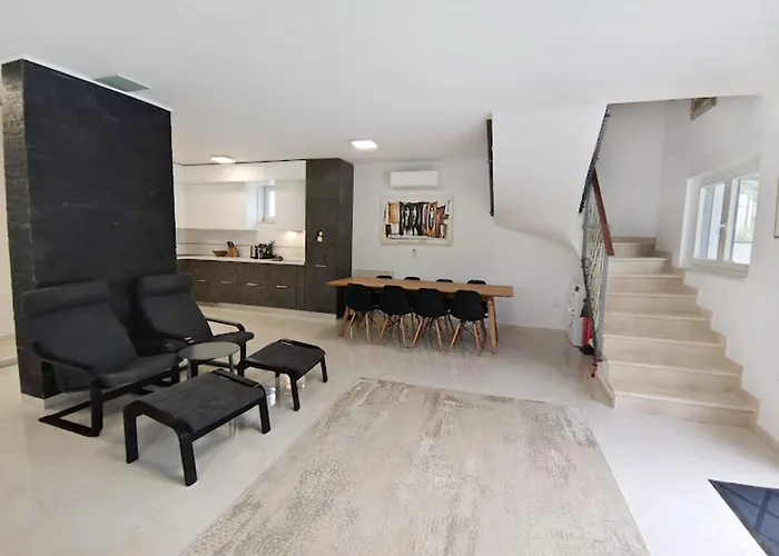 Vila Two-storey House With Pool